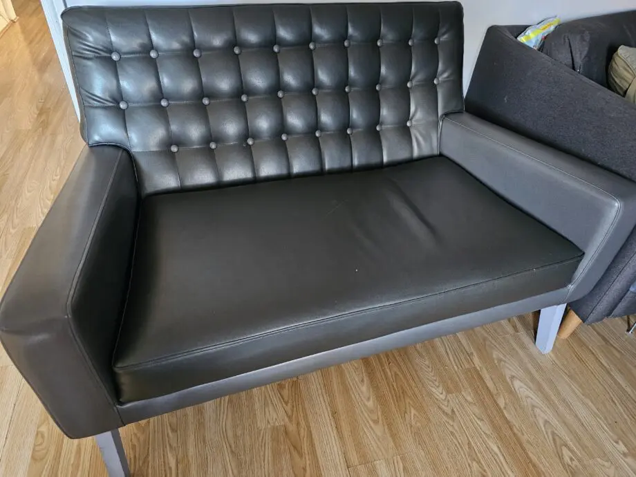 Bottoned leather chair