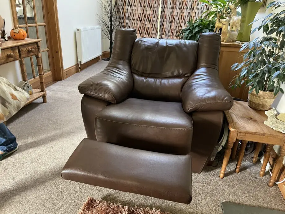 G Digio Marianna Brown Leather 3 piece suite - power chair / 3 set settee with 2 power outer / 2 set non power settee. Cost £5300 just 18 months ago .