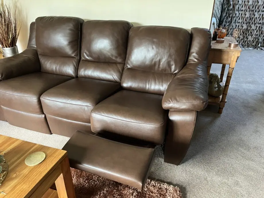 G Digio Marianna Brown Leather 3 piece suite - power chair / 3 set settee with 2 power outer / 2 set non power settee. Cost £5300 just 18 months ago .