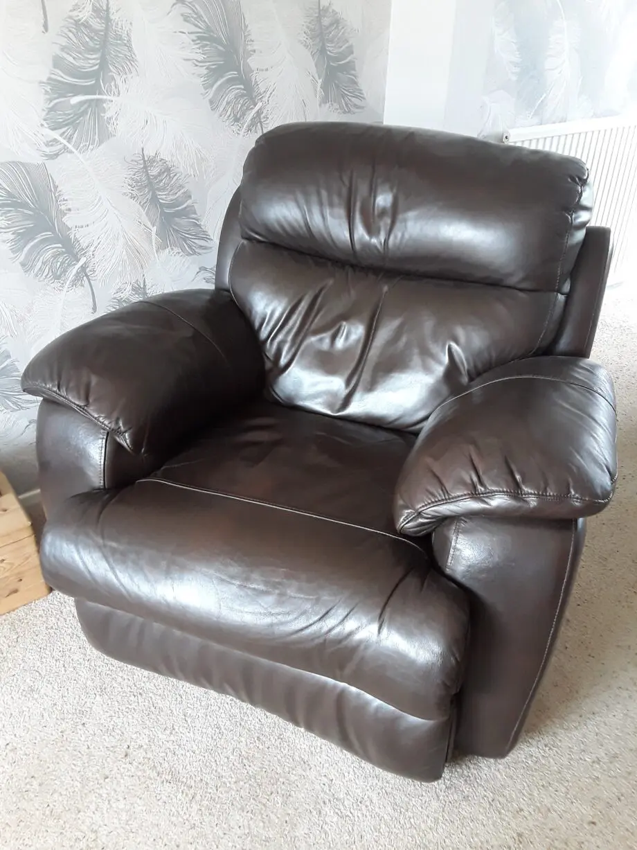 Leather chocolate brown 3 piece recling suite in near new condition.