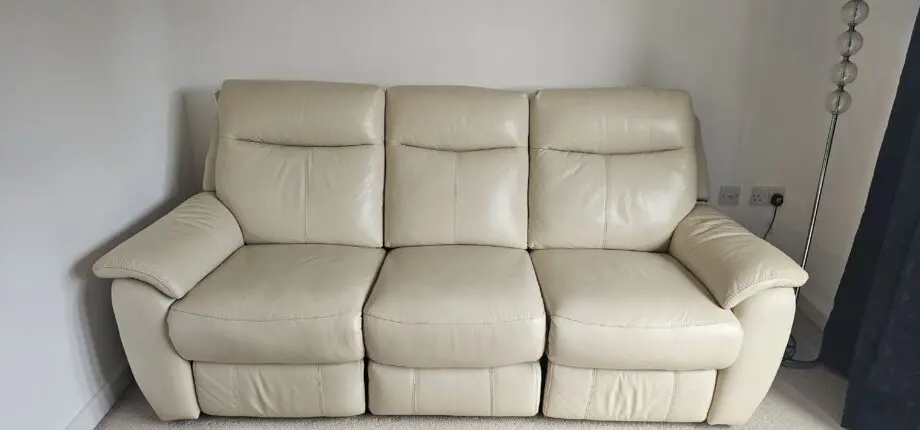 Furniture Factory Kezwick cream sofa