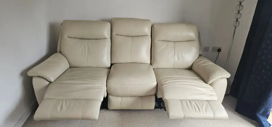 Furniture Factory Kezwick cream sofa
