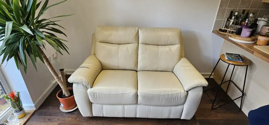 Furniture Factory Kezwick cream sofa