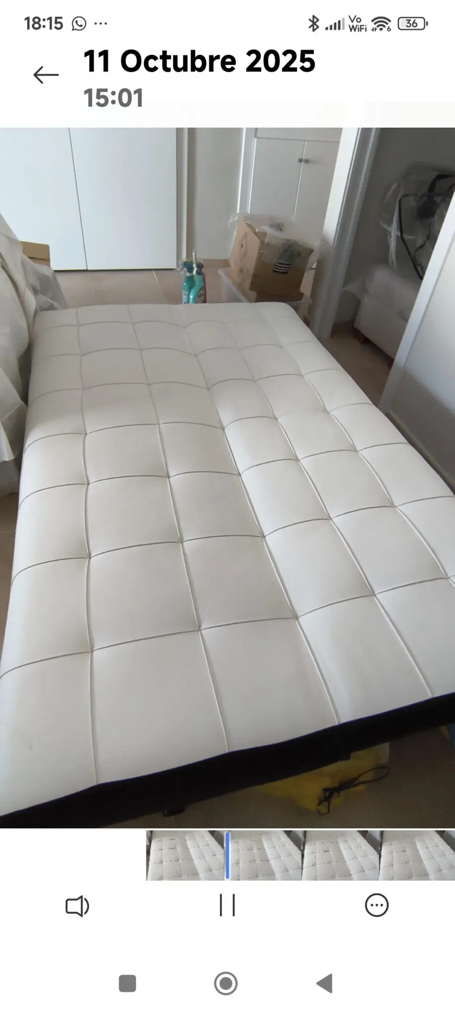 Sofá-cama de 3 plazas, de color Blanco y negro, 4 patas,
