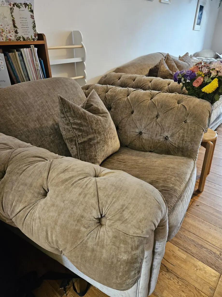LOCH LEVEN Taupe Chesterfield sofa set
