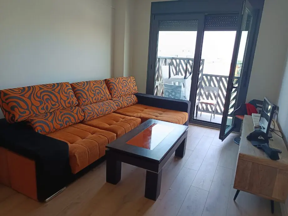 Sofa chaislonge naranja y negro en buen estado