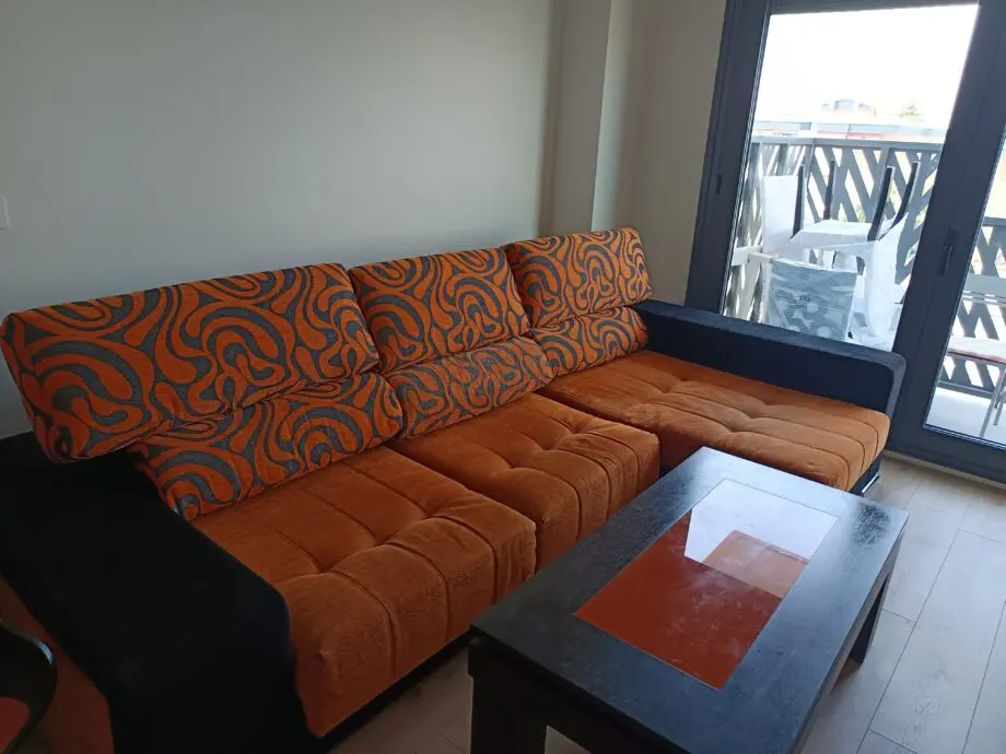 Sofa chaislonge naranja y negro en buen estado