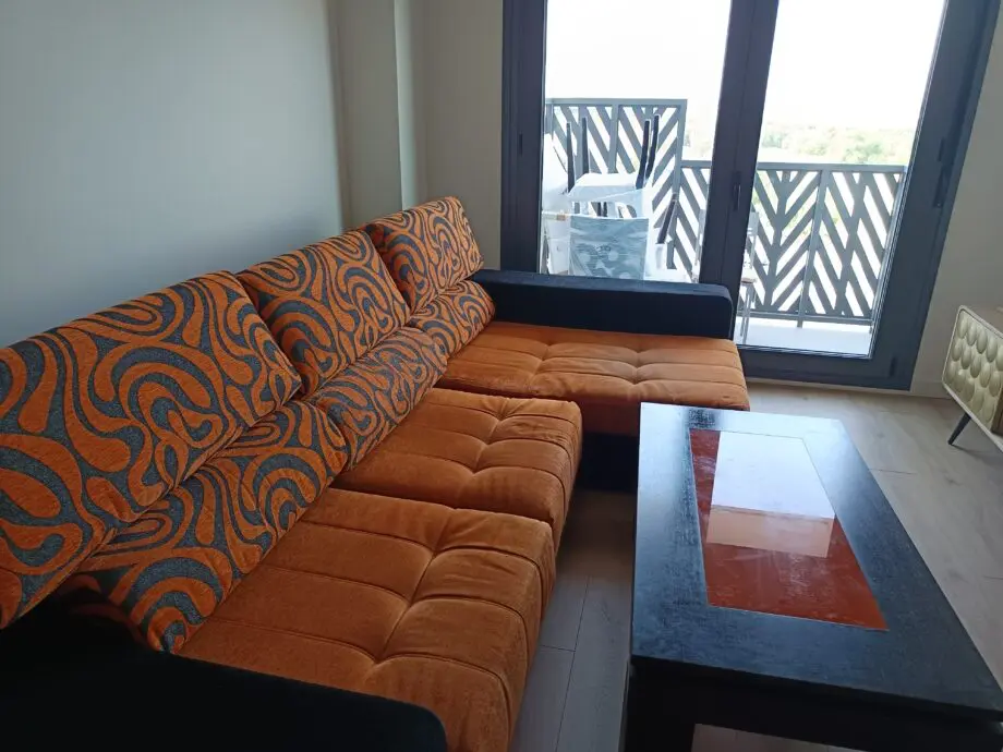 Sofa chaislonge naranja y negro en buen estado