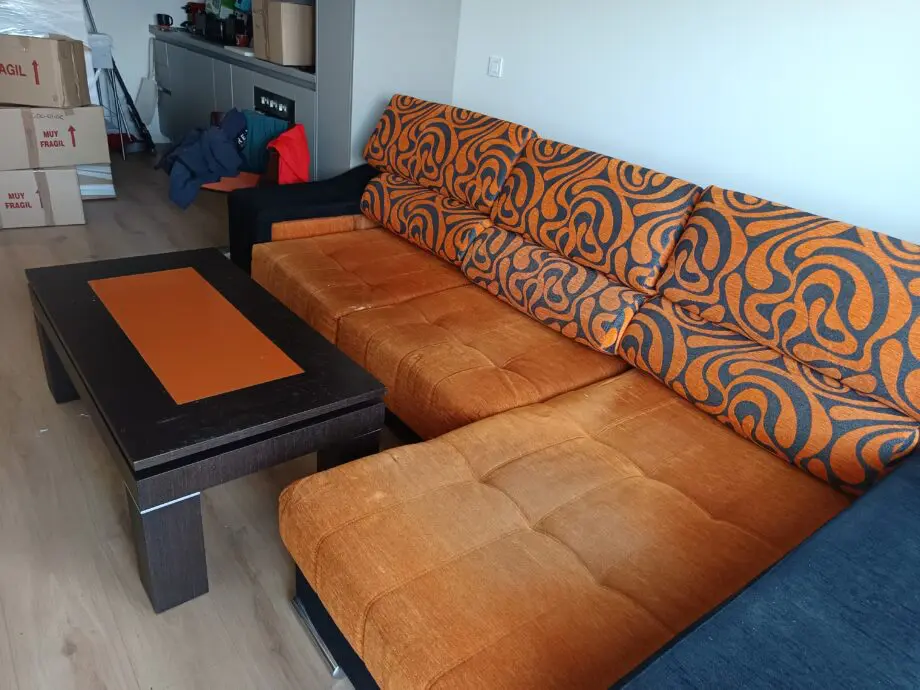 Sofa chaislonge naranja y negro en buen estado