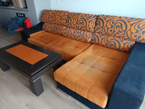 Sofa chaislonge naranja y negro en buen estado