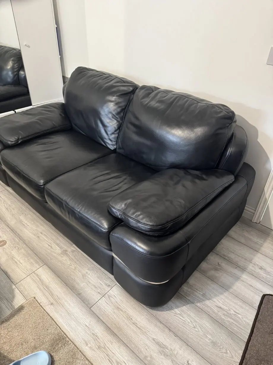 Black Leather 2-Seater Sofa – Excellent Condition