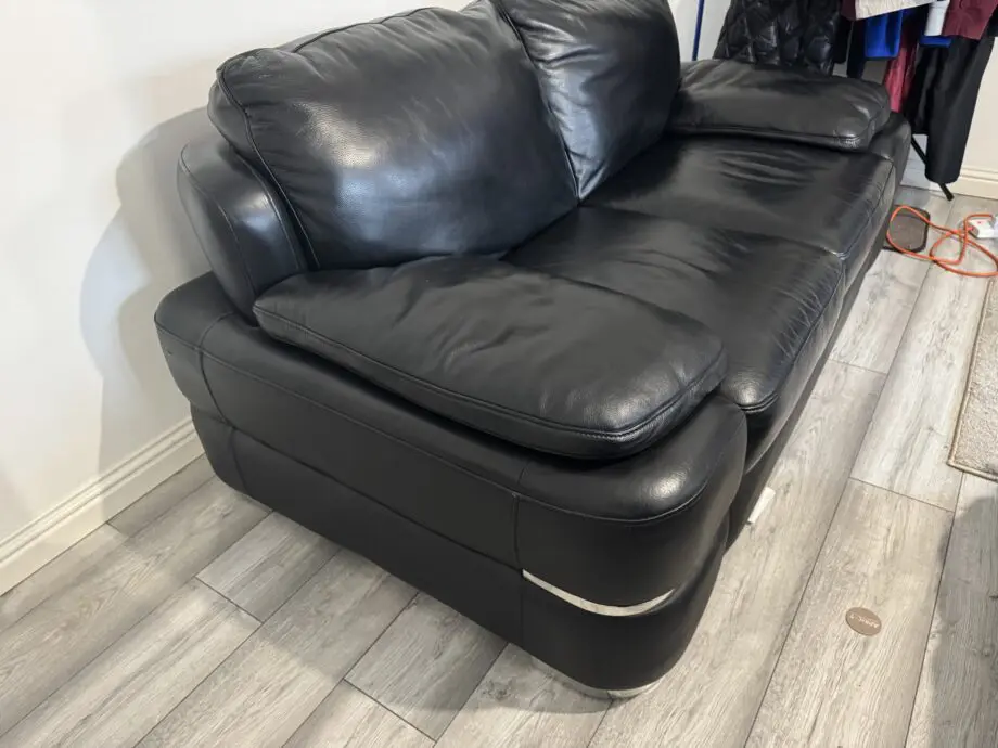 Black Leather 2-Seater Sofa – Excellent Condition