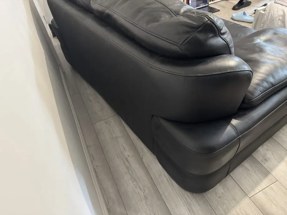 Black Leather 2-Seater Sofa – Excellent Condition