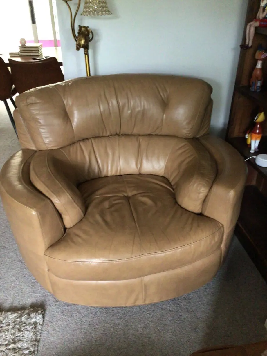 Lovely brown / beige comfortable leather suite.