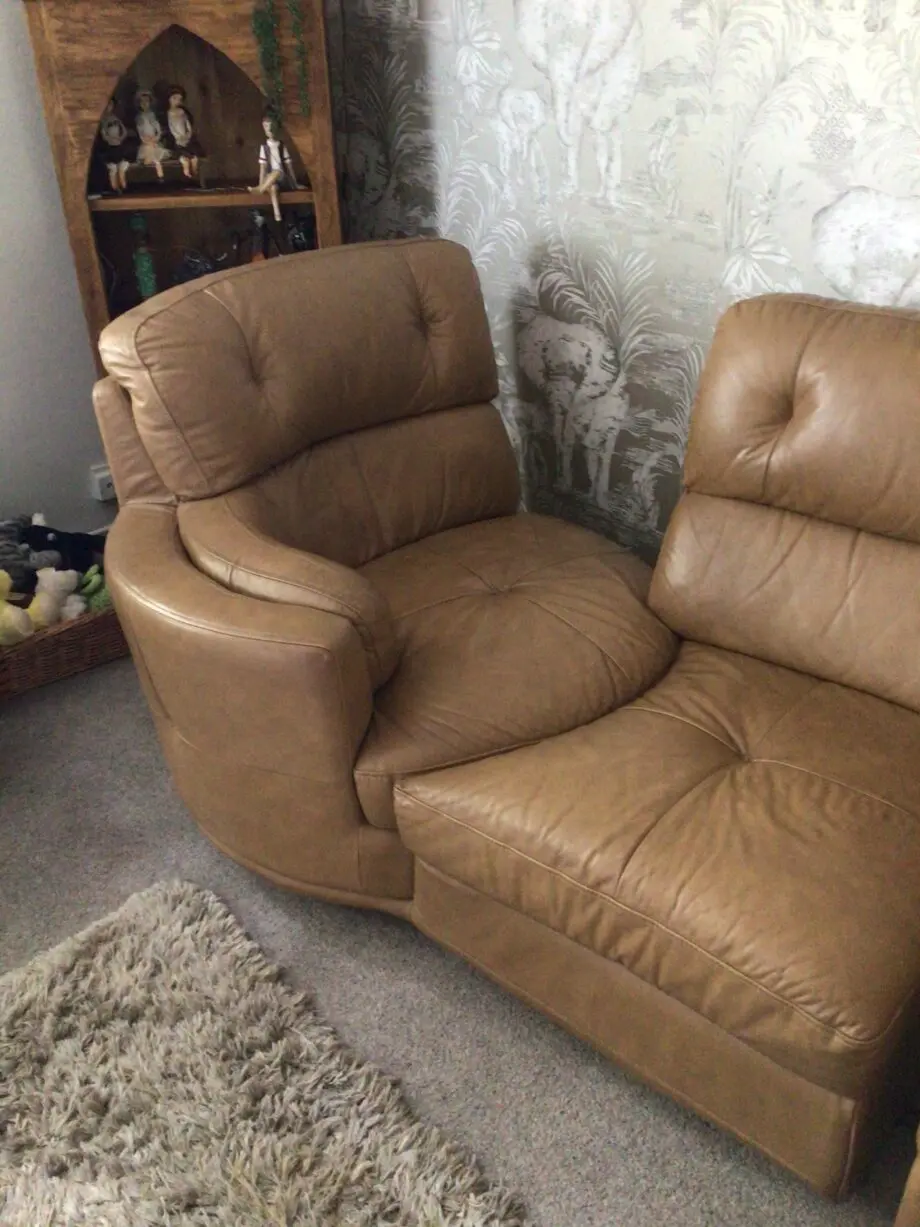 Lovely brown / beige comfortable leather suite.