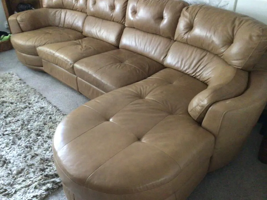 Lovely brown / beige comfortable leather suite.