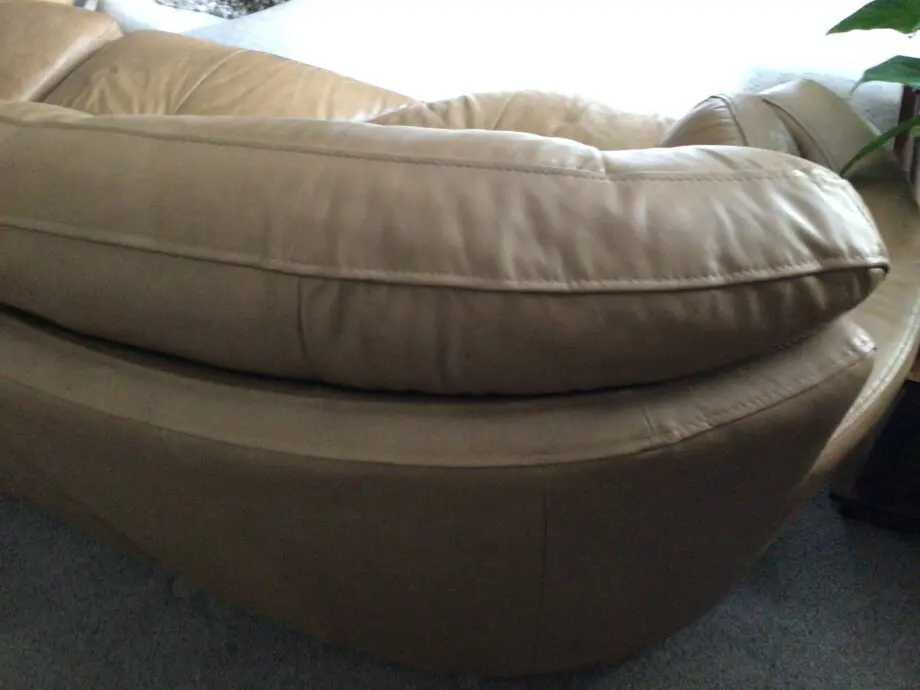 Lovely brown / beige comfortable leather suite.