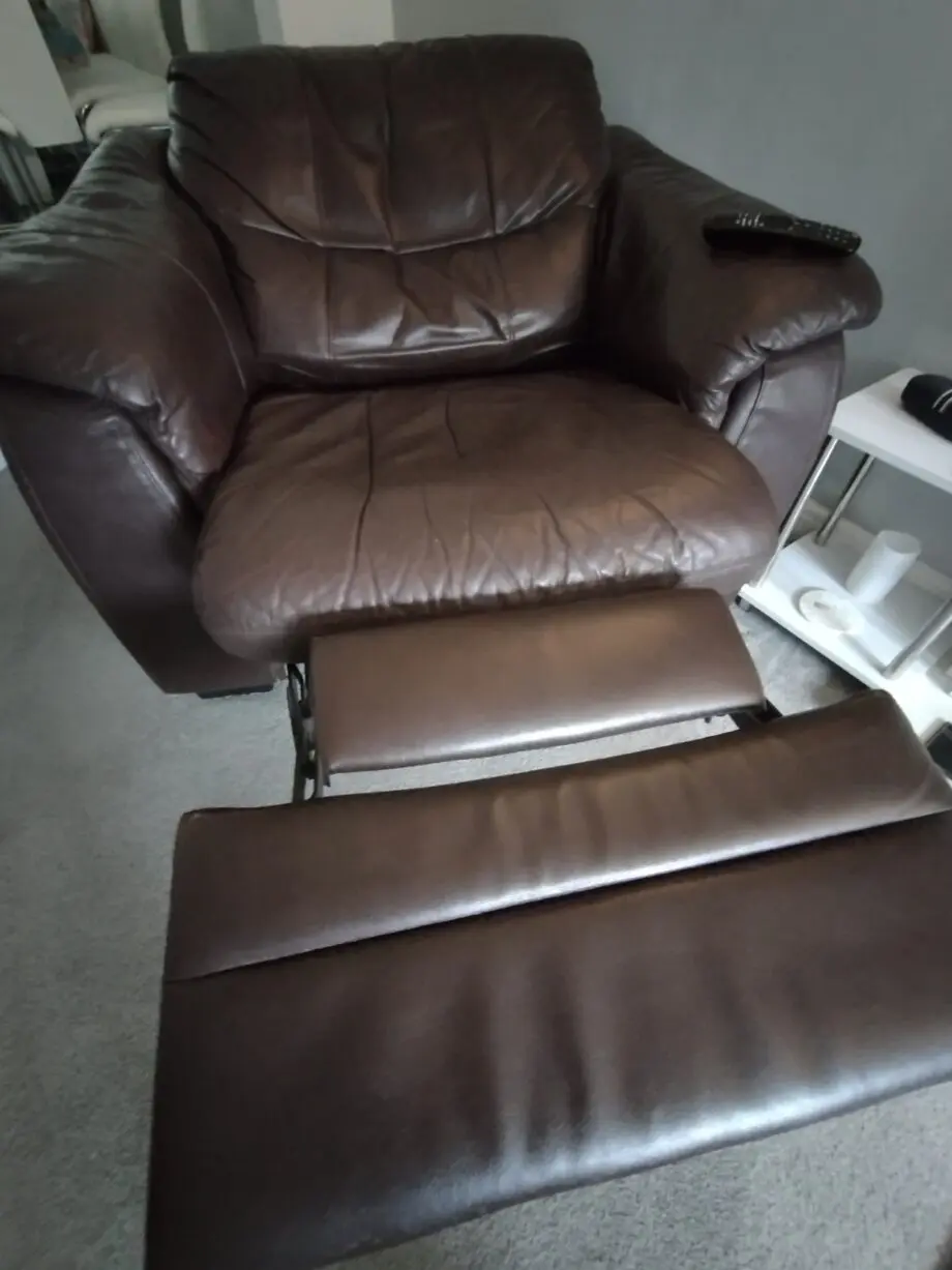 Brown leather 3 piece suite with recliner chairs 1 electric and 1 manual