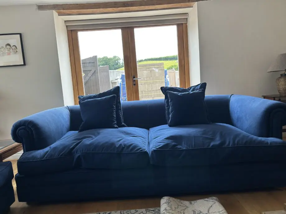 2 Blue large settes