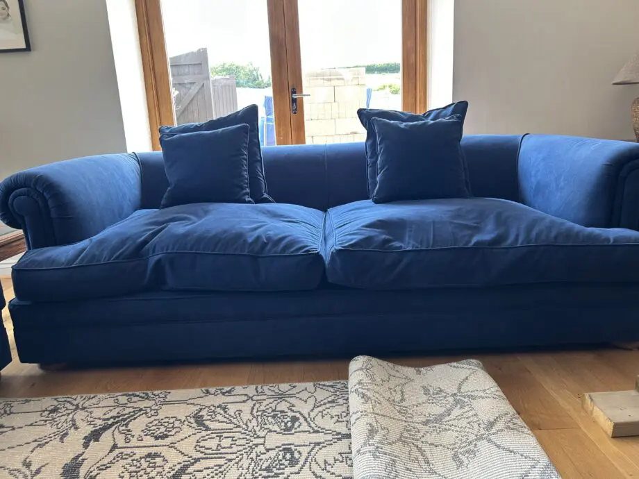 2 Blue large settes