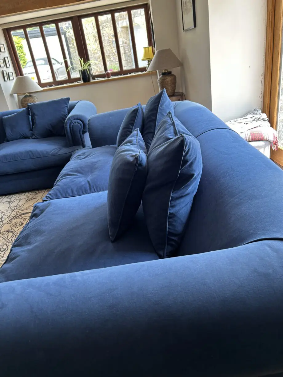 2 Blue large settes