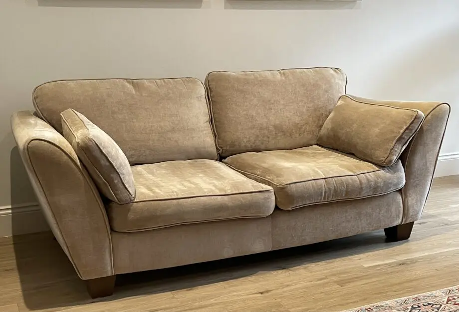 🛋️ Comfy 2.5-Seater Sofa with Solid Wood Frame – Excellent Condition