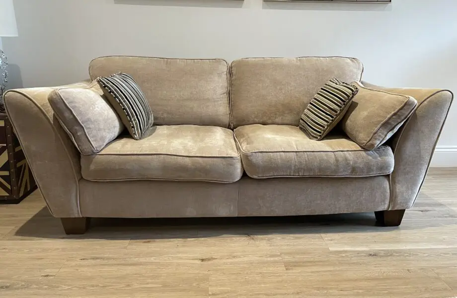 🛋️ Comfy 2.5-Seater Sofa with Solid Wood Frame – Excellent Condition