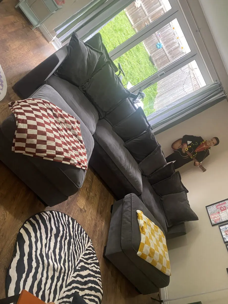 Grey sofa with 2 footstalls