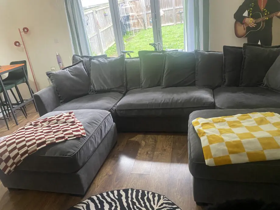Grey sofa with 2 footstalls