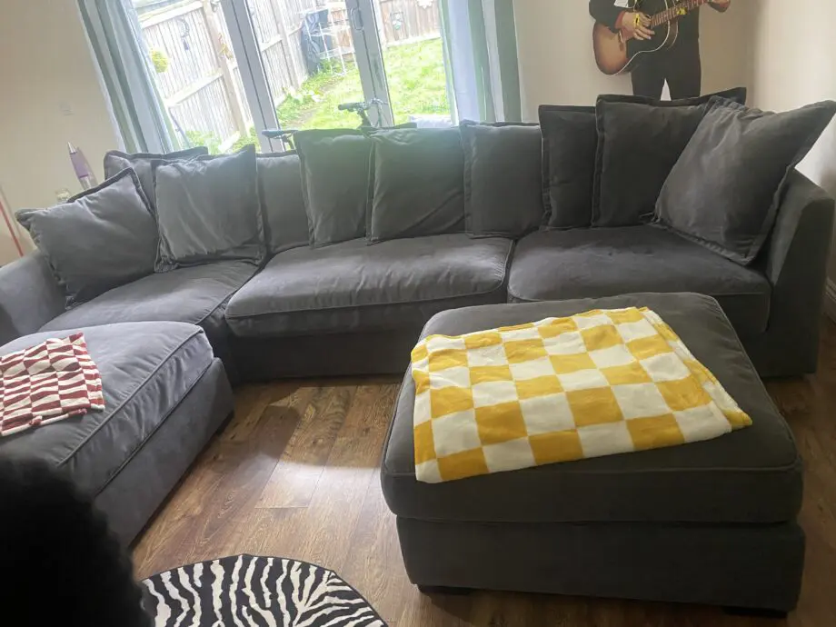 Grey sofa with 2 footstalls