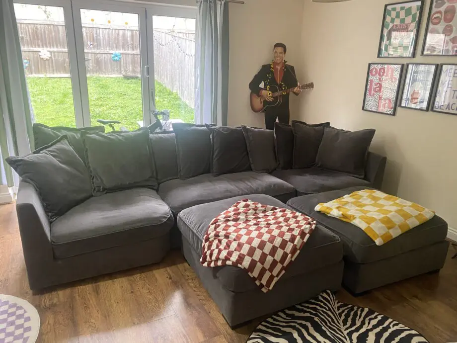 Grey sofa with 2 footstalls