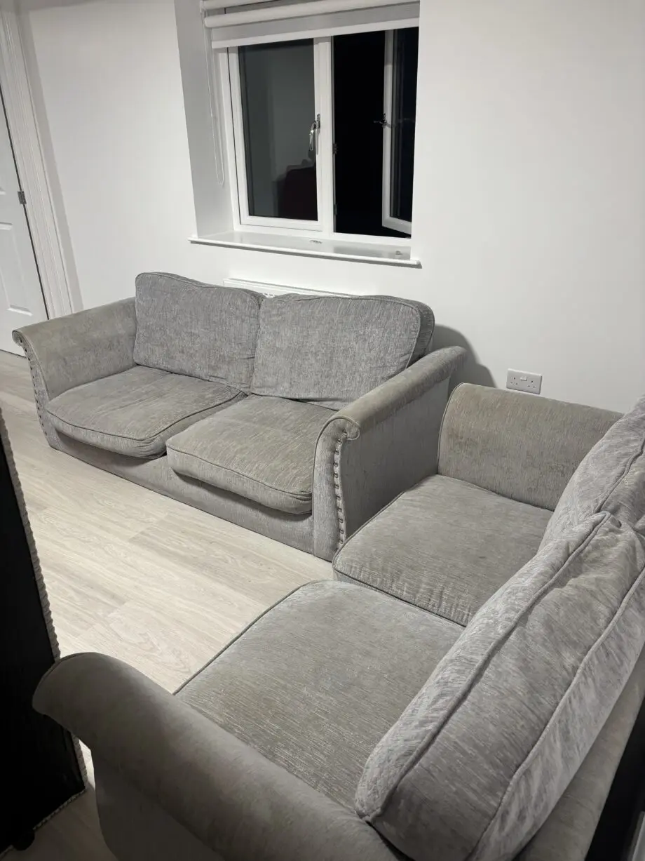 STUNNING 2+3 SEATER GREY STUDDED CORNER SOFA
