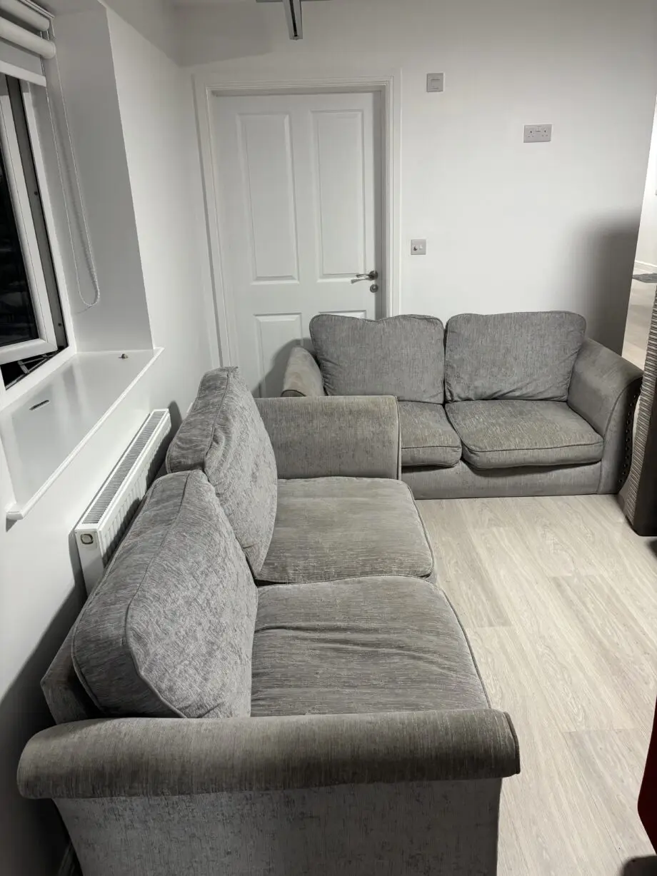 STUNNING 2+3 SEATER GREY STUDDED CORNER SOFA
