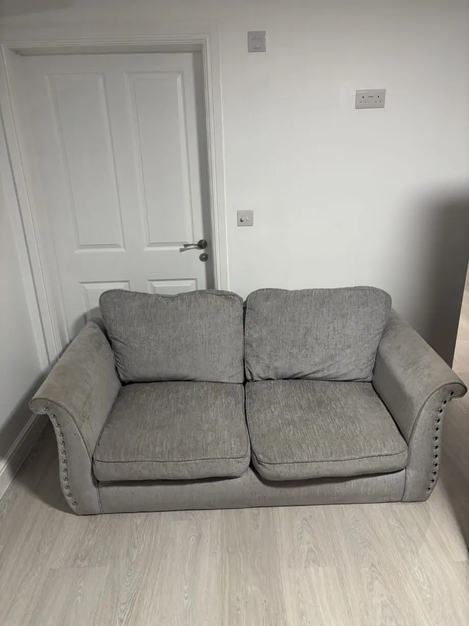 STUNNING 2+3 SEATER GREY STUDDED CORNER SOFA