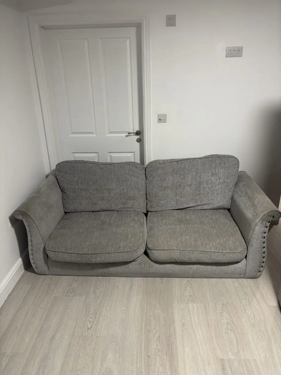 STUNNING 2+3 SEATER GREY STUDDED CORNER SOFA