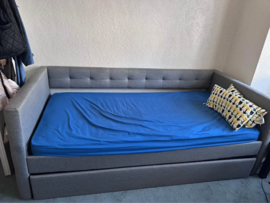 Daybed with roll out under bed