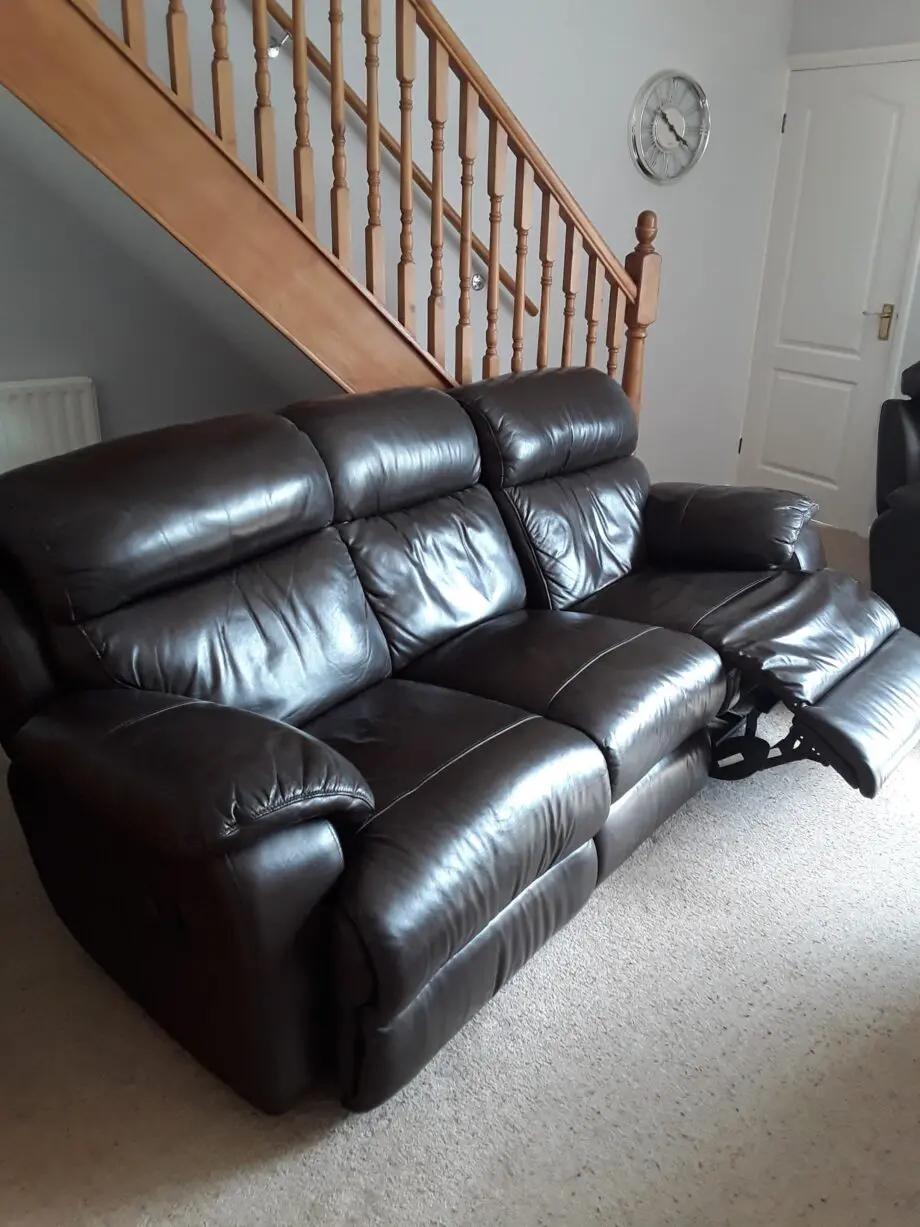 Leather chocolate brown 3 piece recling suite in near new condition.