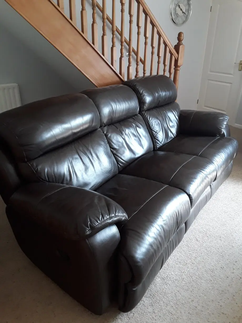 Leather chocolate brown 3 piece recling suite in near new condition.