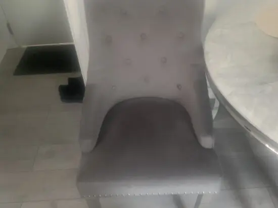 4 dfs chairs and table