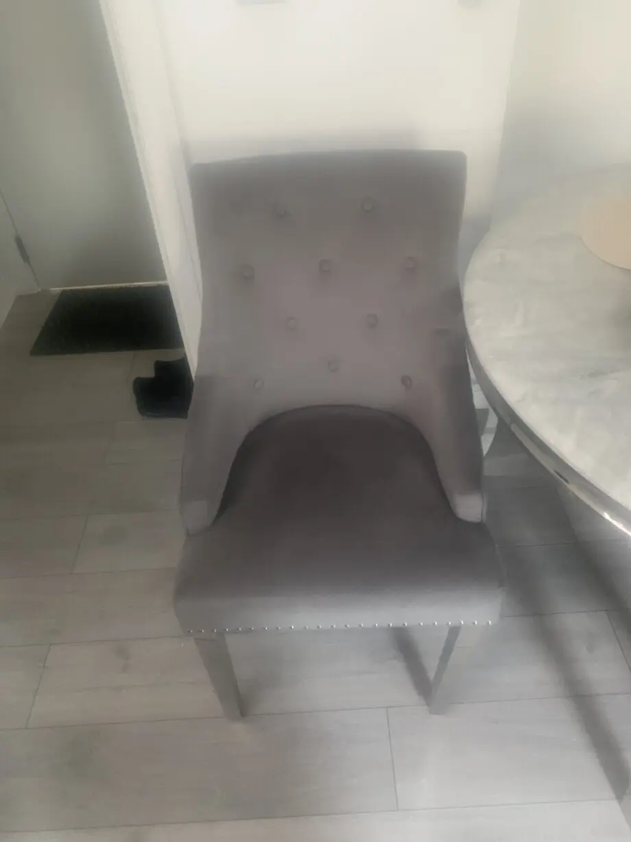 4 dfs chairs and table