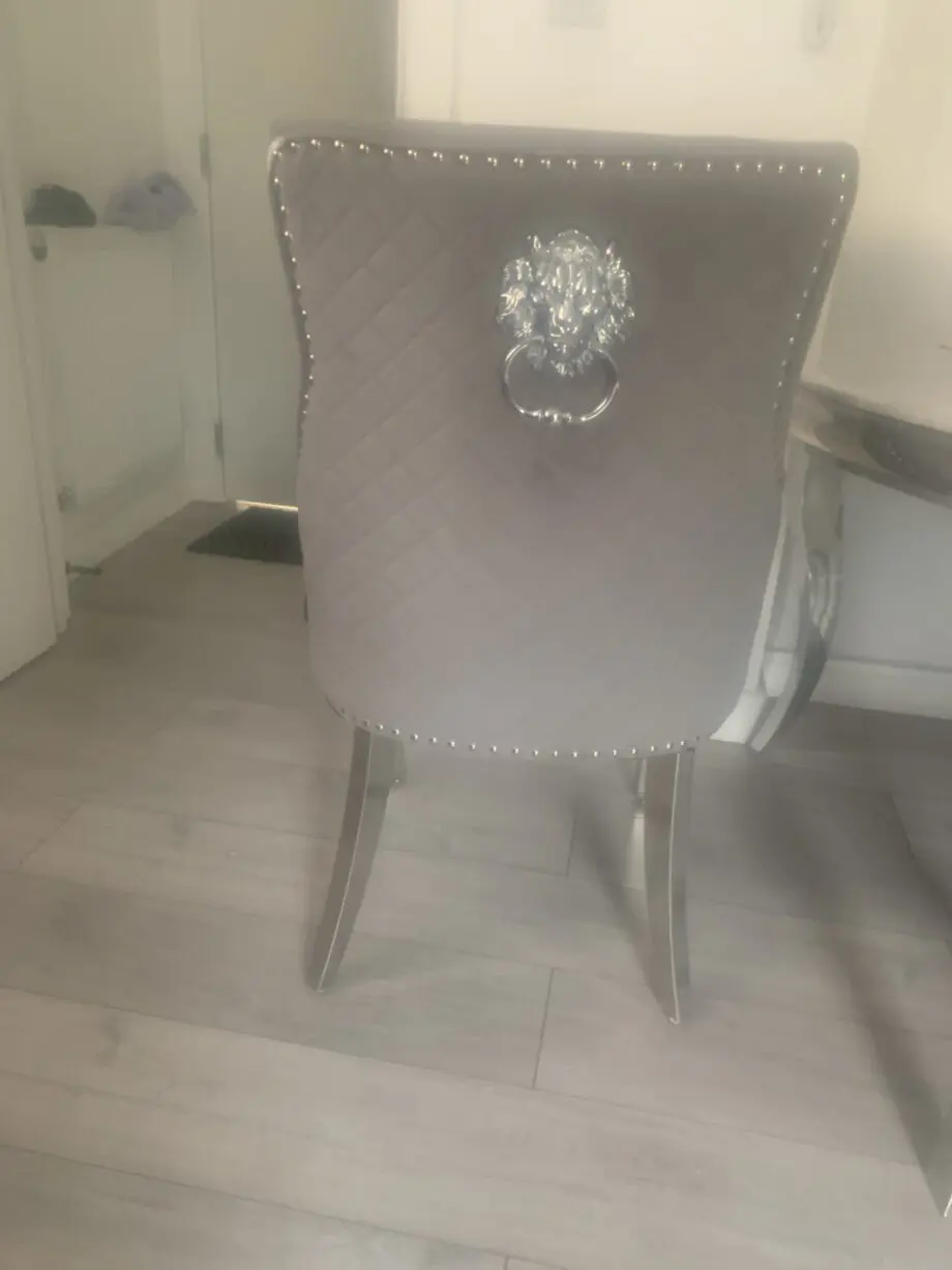 4 dfs chairs and table