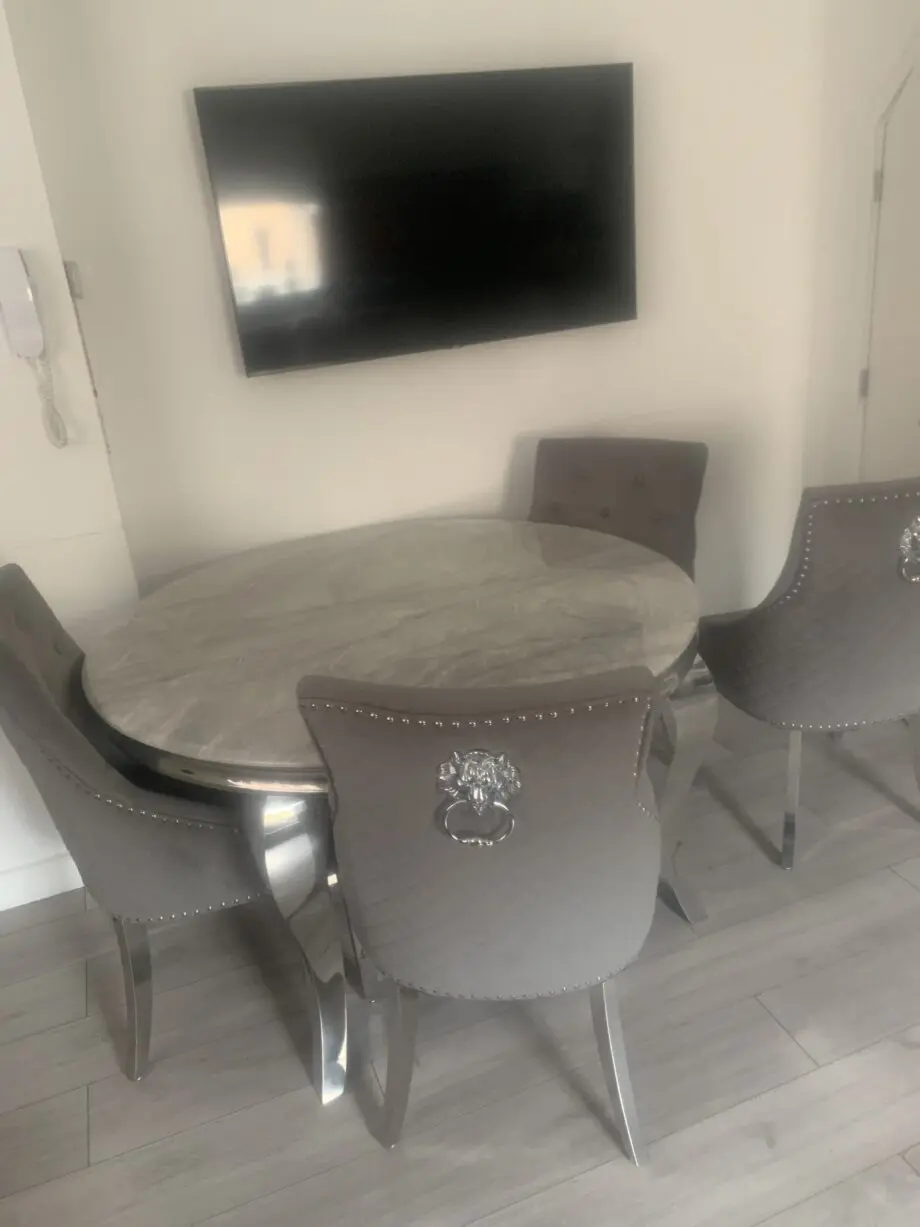 4 dfs chairs and table