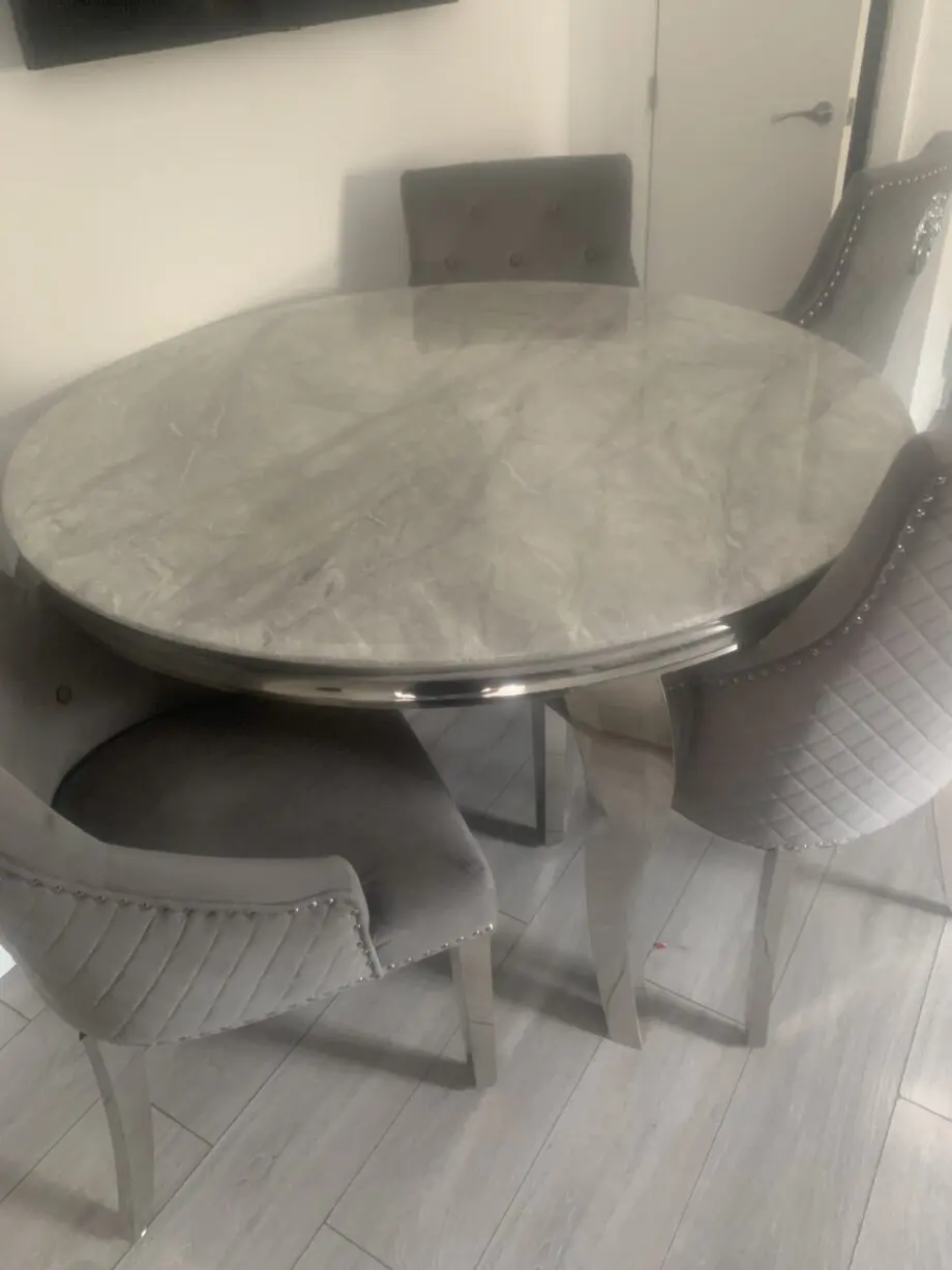 4 dfs chairs and table