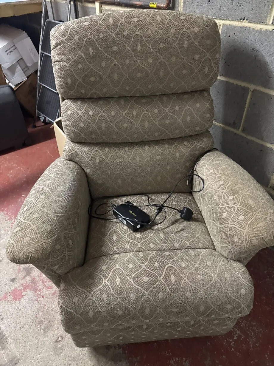 Electric rise and recline chair