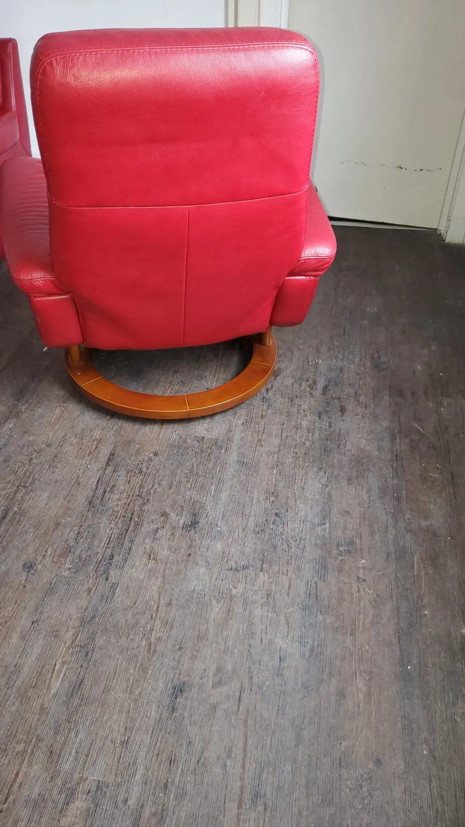 High Quality Bardi Genuine Italian Leather Red Reclining Swivel Chair in Excellent Condition