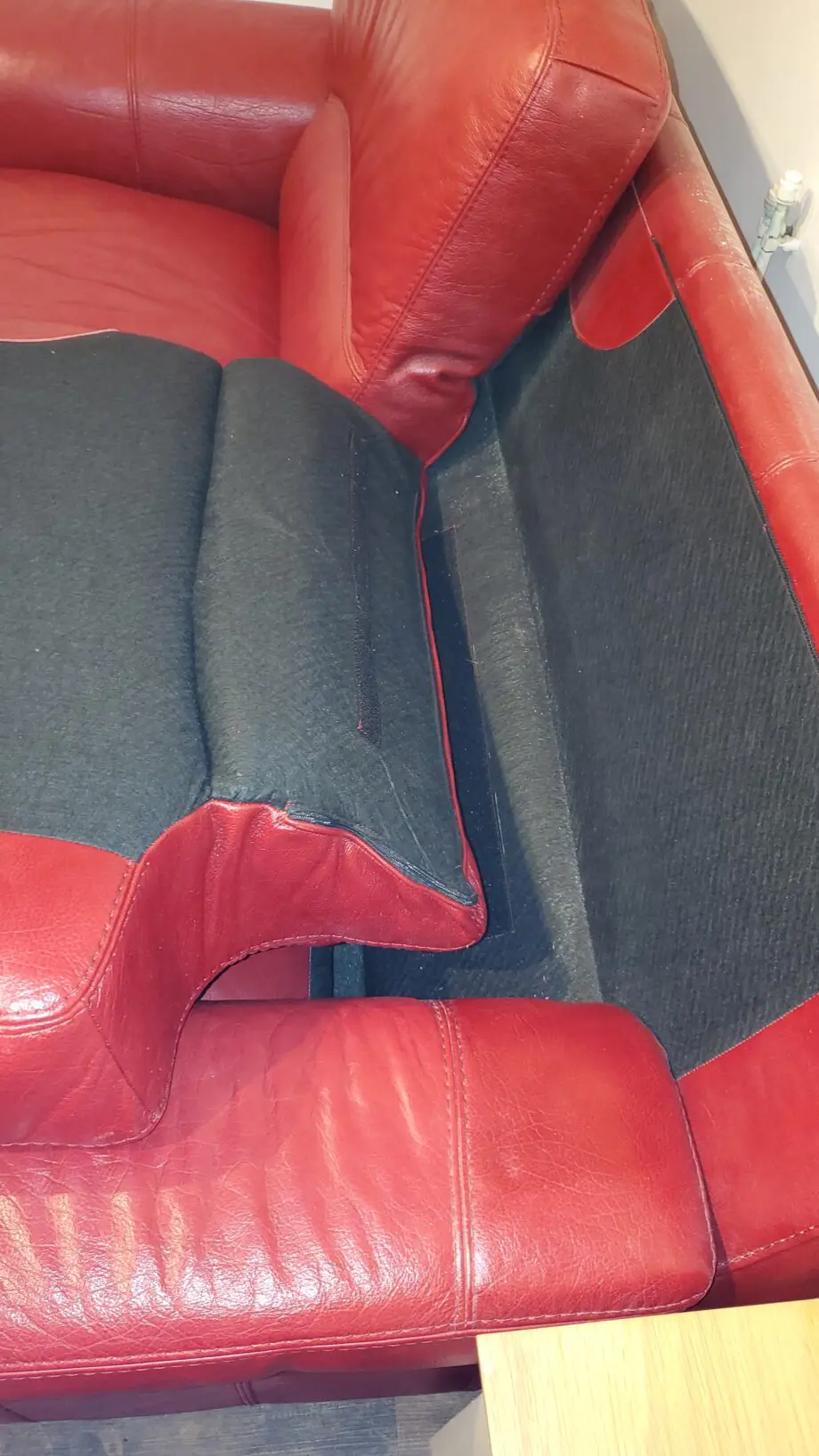 High Quality Bardi Genuine Italian Leather 2 Seater Sofa in Red in Excellent Condition