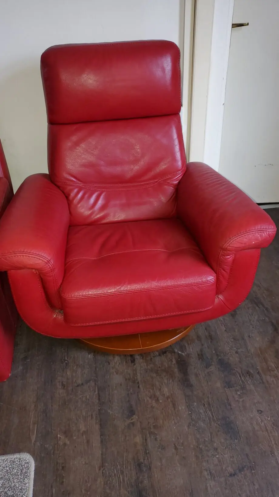 High Quality Bardi Genuine Italian Leather Red Reclining Swivel Chair in Excellent Condition