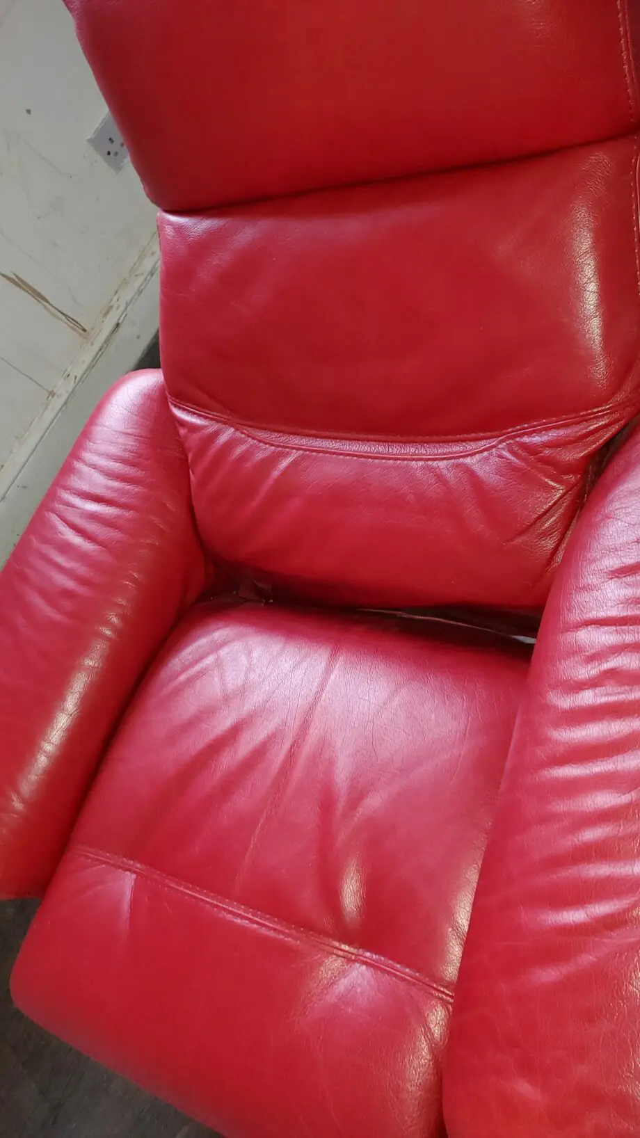 High Quality Bardi Genuine Italian Leather Red Reclining Swivel Chair in Excellent Condition