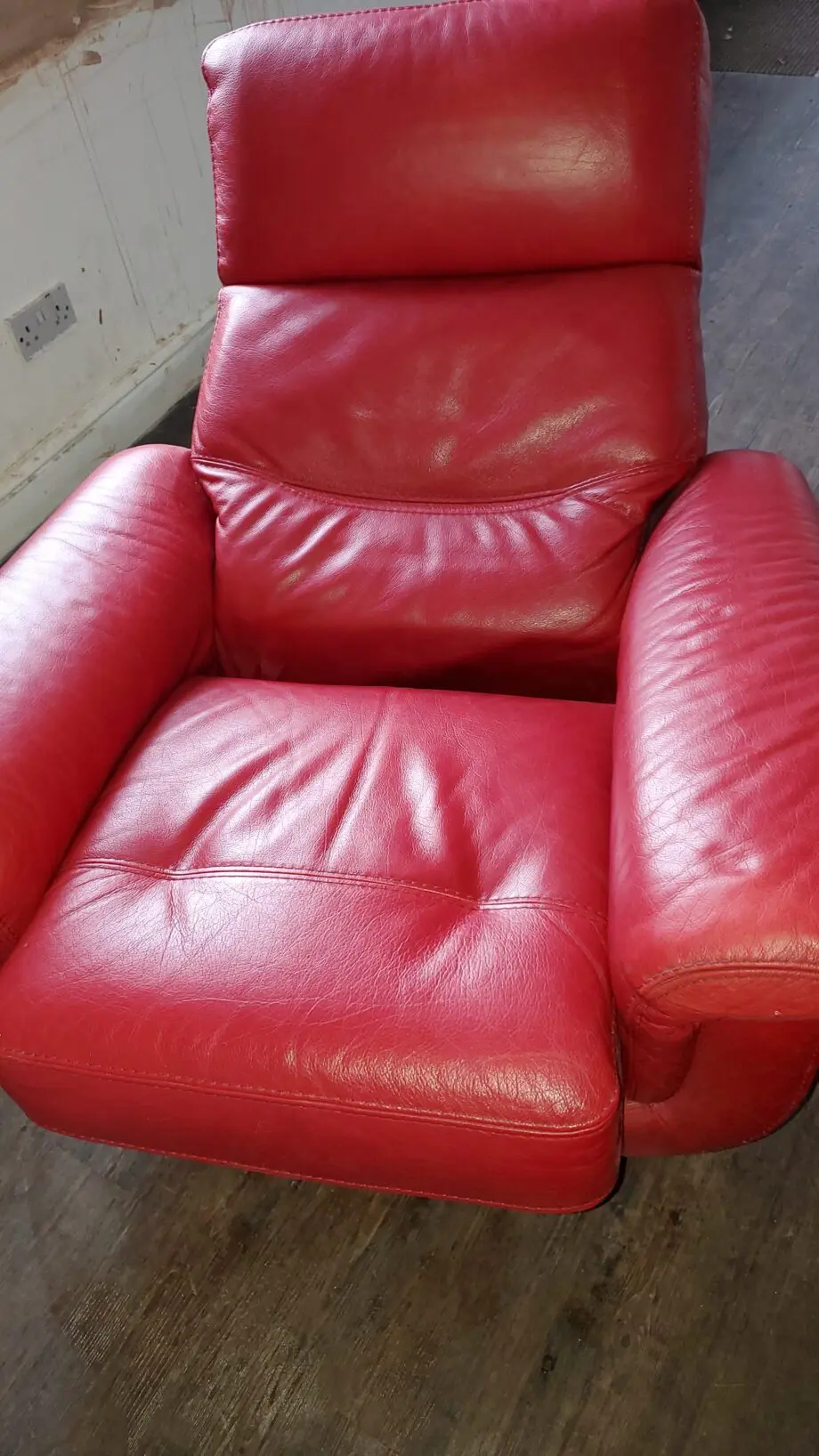 High Quality Bardi Genuine Italian Leather Red Reclining Swivel Chair in Excellent Condition