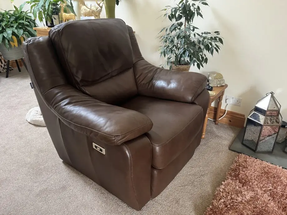G Digio Marianna Brown Leather 3 piece suite - power chair / 3 set settee with 2 power outer / 2 set non power settee. Cost £5300 just 18 months ago .